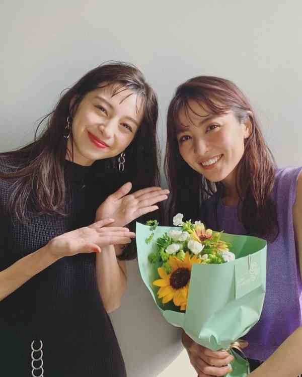 石川恋&中条あやみの“仲良しビューティーペア”表紙に