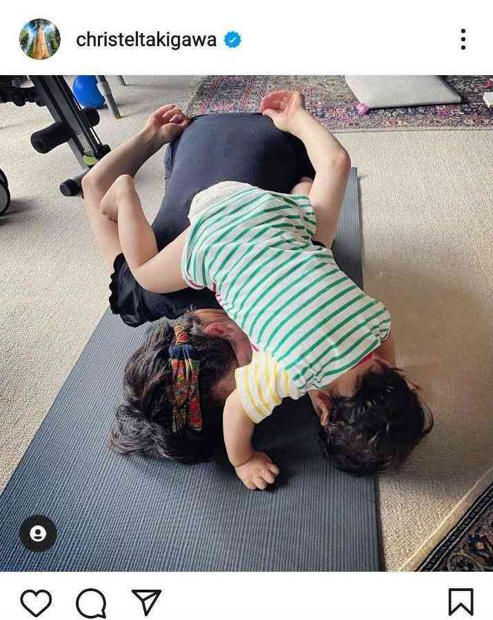 滝川クリステル　1歳半長男が背中を「滑り台に」　じゃれあい写真に「可愛い」「無理しないで」