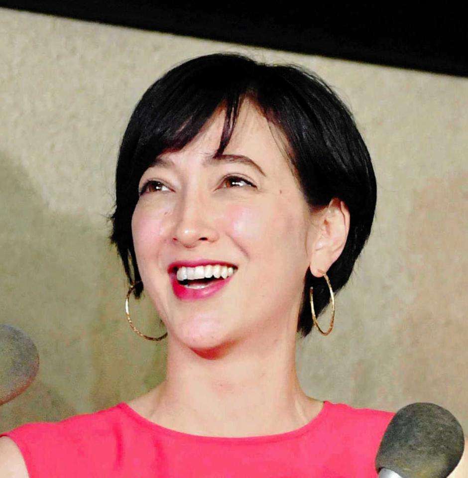 滝川クリステル　1歳半長男が背中を「滑り台に」　じゃれあい写真に「可愛い」「無理しないで」