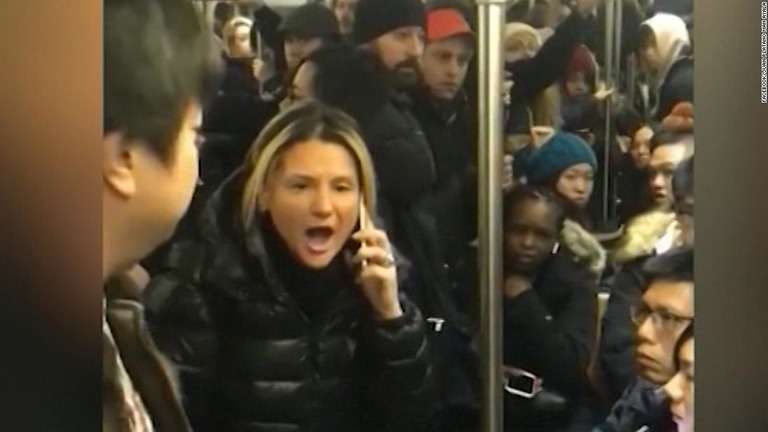 アジア系女性を罵倒し傘で殴った白人女逮捕、目撃者が暴行現場を撮影　NY