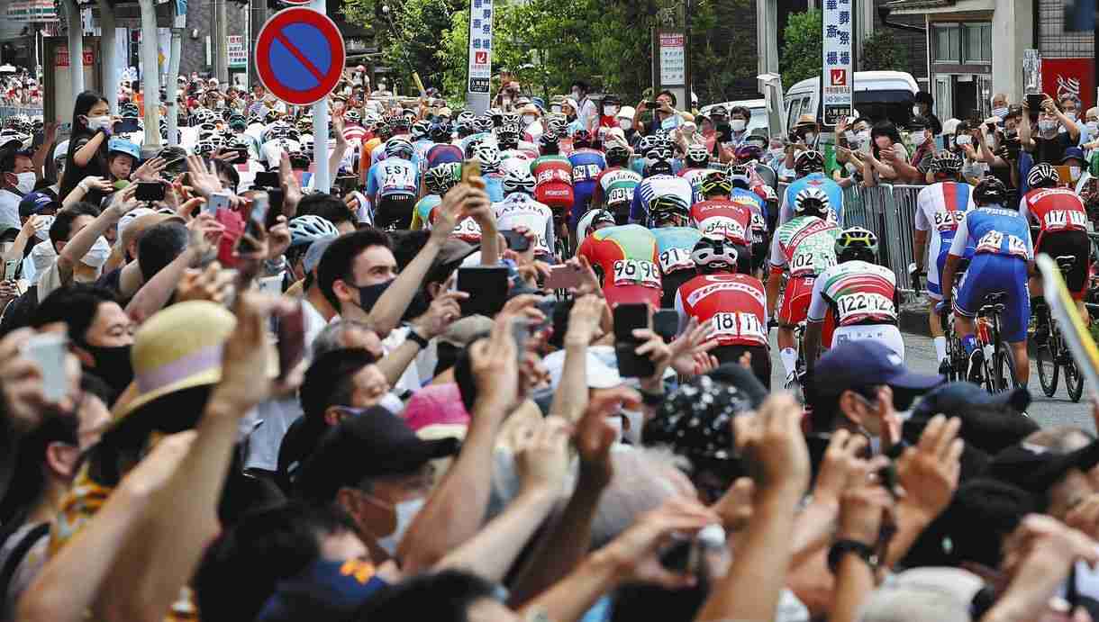 男子ロードレース沿道に大勢の人「神社に大量の自転車が突っ込む」観戦に自粛要請も…