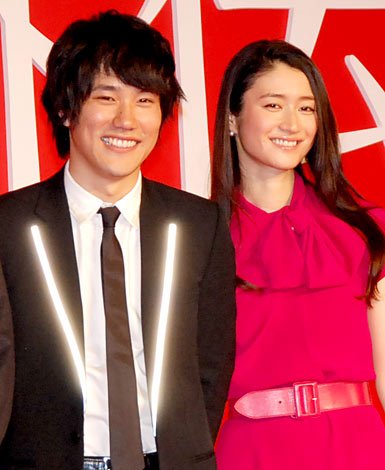 小雪、パックリ胸元ドレス姿「So beautiful...!!」「素敵です」