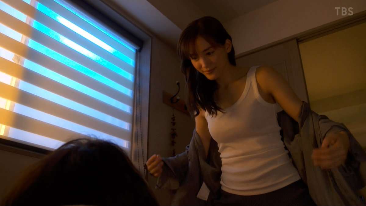 タンクトップ姿の女性芸能人の画像を貼るトピ