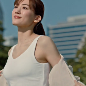 タンクトップ姿の女性芸能人の画像を貼るトピ