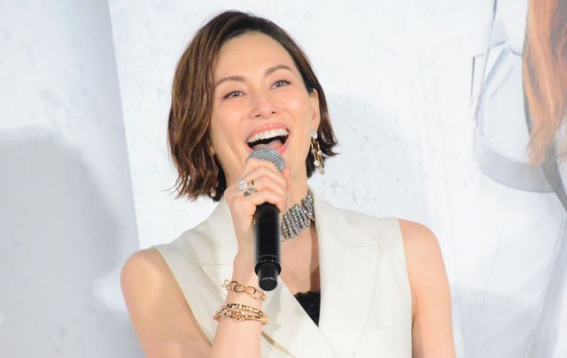 米倉涼子、感極まり涙　スカーレット・ヨハンソンからねぎらいの言葉