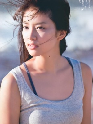 タンクトップ姿の女性芸能人の画像を貼るトピ