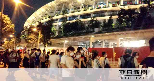 開会式の日の人出、深夜まで減らず　国立競技場の周辺 - 東京オリンピック：朝日新聞デジタル