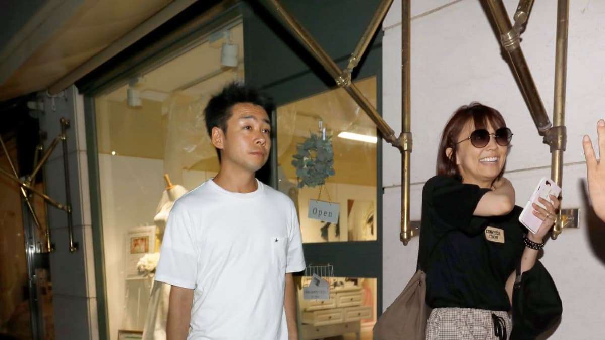 小林麻耶の夫「離婚危機報道」でも妻の写真使い新ビジネスの背景 | FRIDAYデジタル