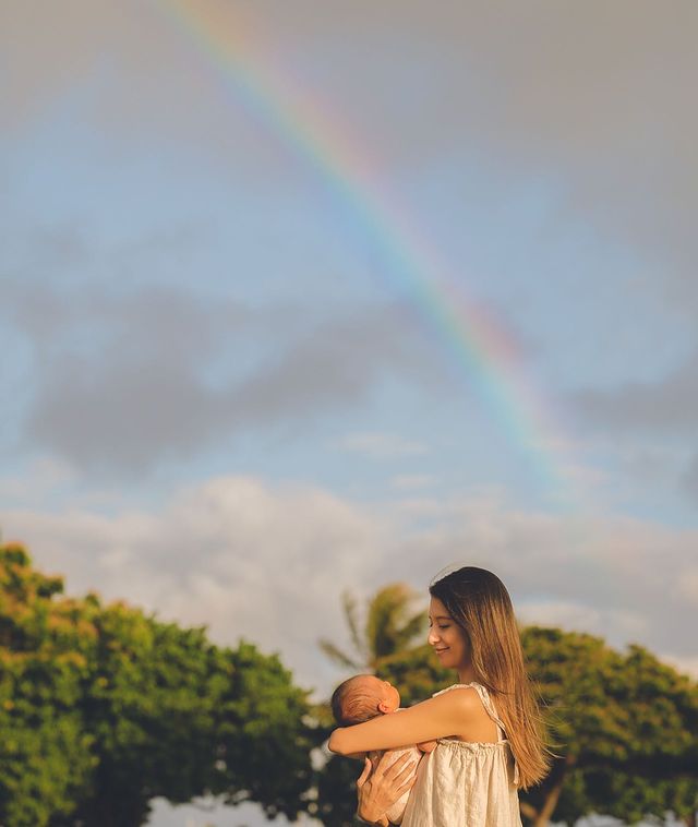 ハワイで自宅出産の吉川ひなの　虹をバックに第3子抱く姿に「女神みたい」「もう絵画」