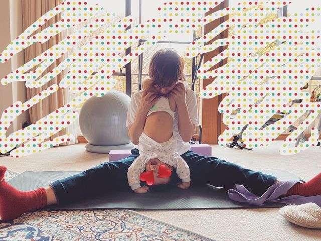 滝川クリステル　1歳半長男が背中を「滑り台に」　じゃれあい写真に「可愛い」「無理しないで」