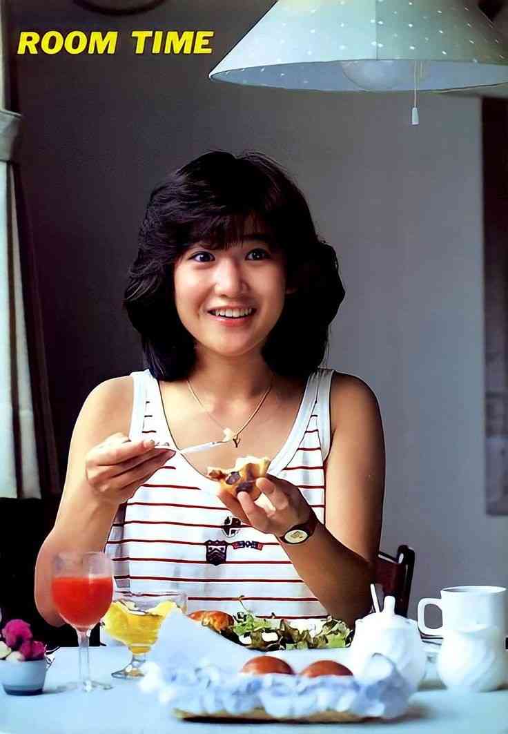 タンクトップ姿の女性芸能人の画像を貼るトピ