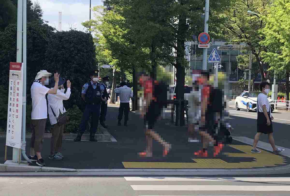 【東京五輪】開会初日に…公道で一般人とすれ違うアスリート！ 「バブル」はりぼて証拠写真（東スポWeb） - Yahoo!ニュース
