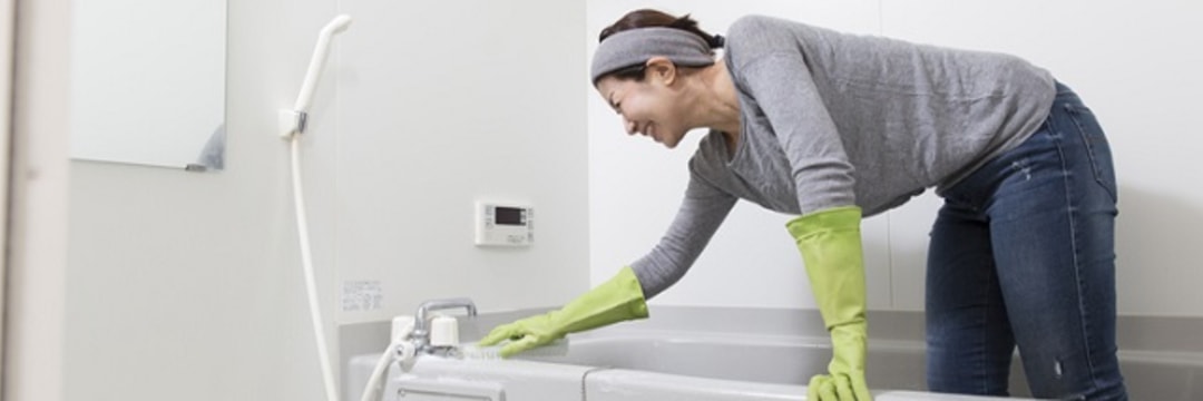 お風呂場は「ほったらかし」でキレイに！　スポンジでゴシゴシはNGです（本間 綾） | FRaU