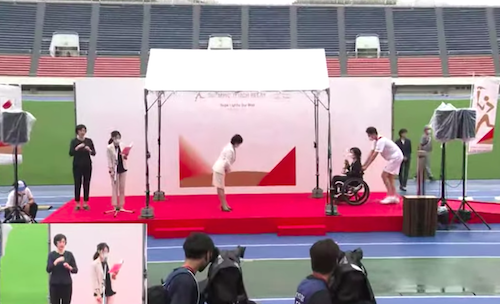 聖火お披露目式で五輪の本質表す光景…小池百合子、松岡修造ら来賓はテントで雨をしのいでるのに「手話通訳」は外で濡れながら進行