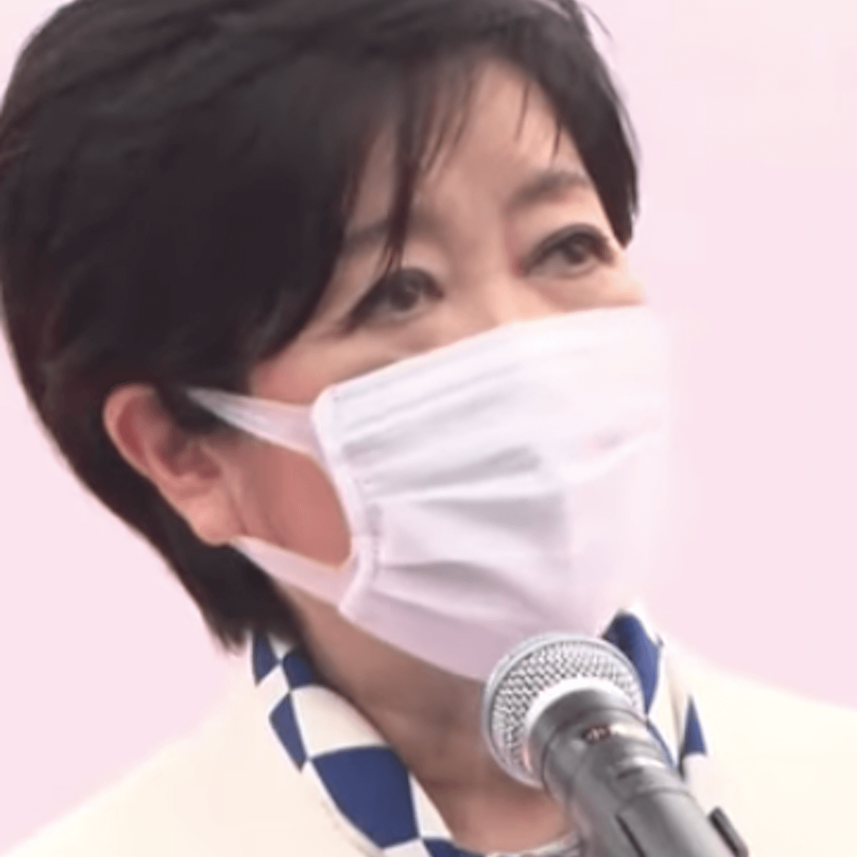 聖火お披露目式で五輪の本質表す光景…小池百合子、松岡修造ら来賓はテントで雨をしのいでるのに「手話通訳」は外で濡れながら進行｜LITERA／リテラ