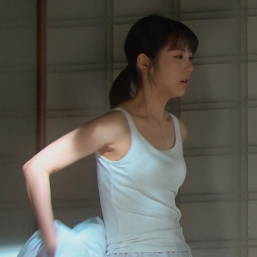 タンクトップ姿の女性芸能人の画像を貼るトピ