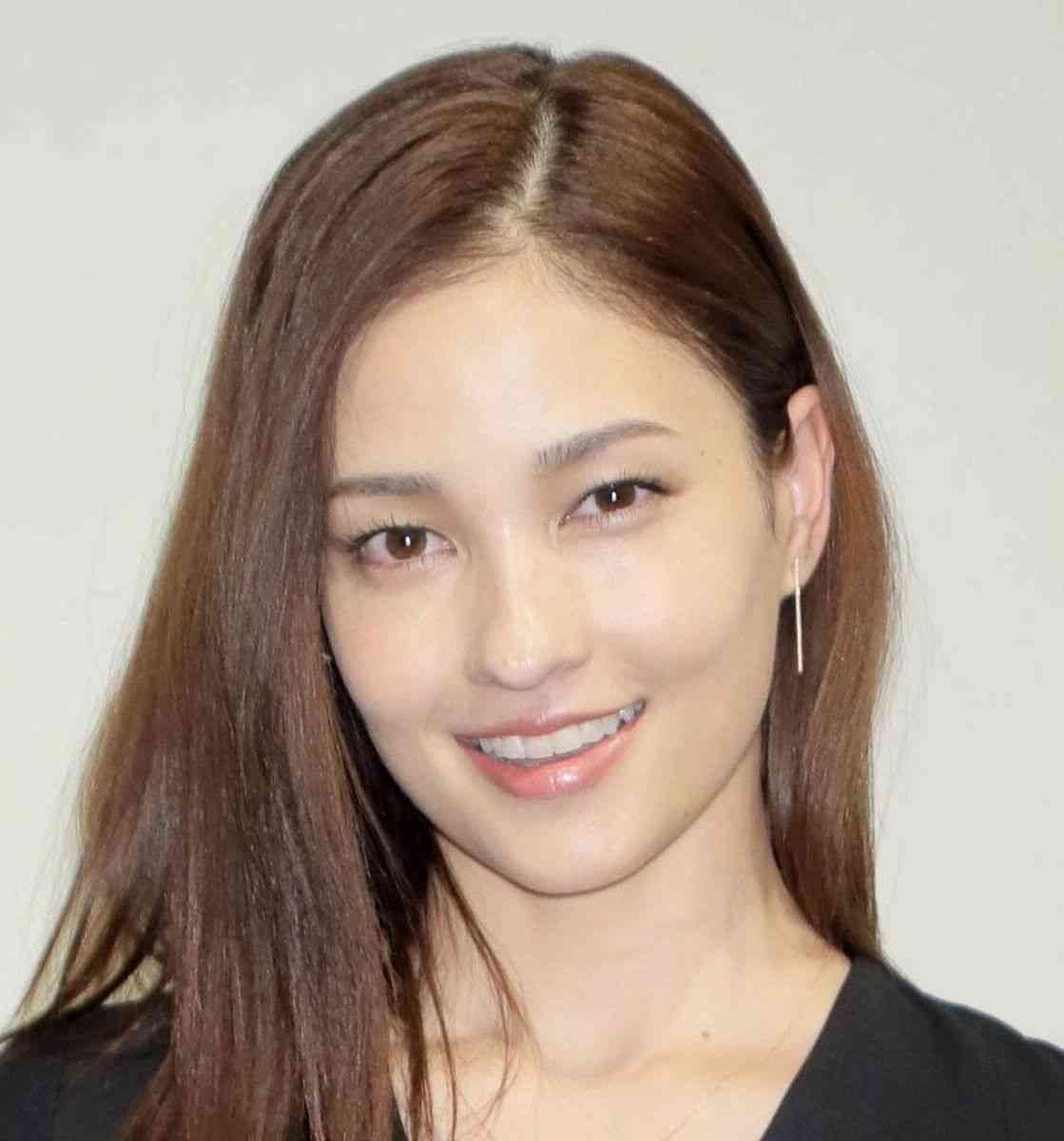 黒木メイサ、ビーチで鮮やか美脚ショット「美しすぎます」「絵になりますね」