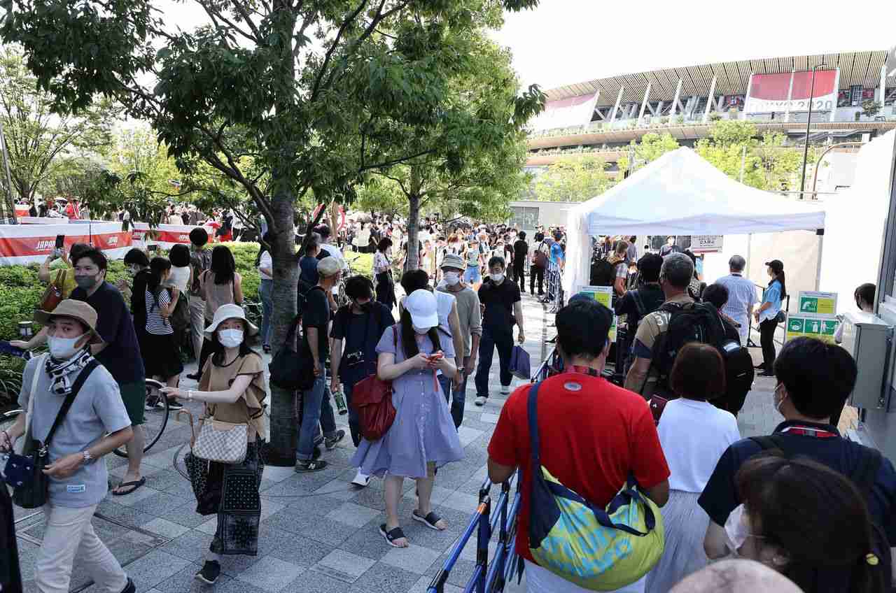 開会式を控えた国立競技場周辺 | nippon.com