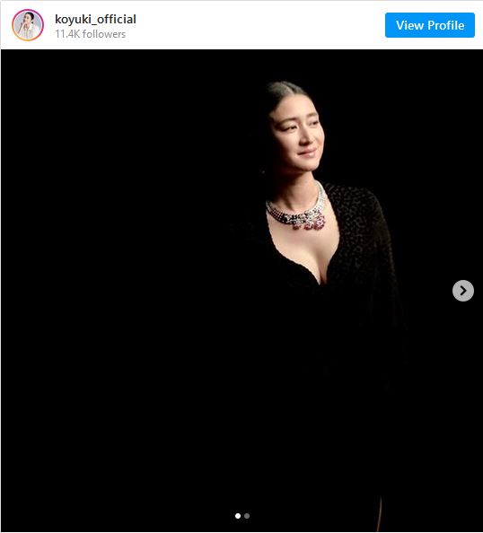 小雪、パックリ胸元ドレス姿「So beautiful...!!」「素敵です」