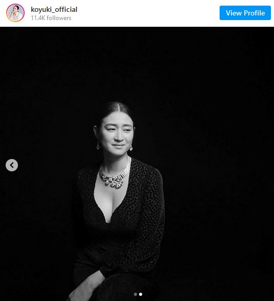 小雪、パックリ胸元ドレス姿「So beautiful...!!」「素敵です」