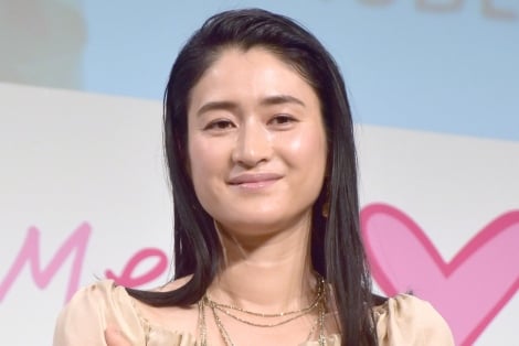 小雪、パックリ胸元ドレス姿「Sobeautiful...!!」「素敵です」 | ORICON NEWS