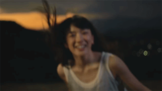 タンクトップ姿の女性芸能人の画像を貼るトピ