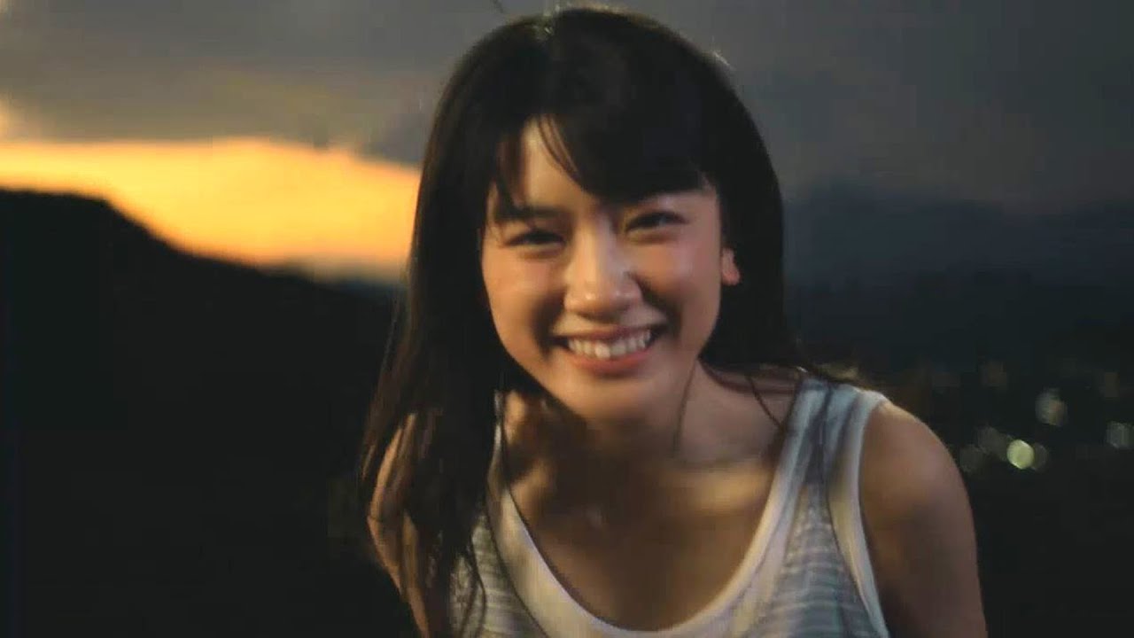 タンクトップ姿の女性芸能人の画像を貼るトピ