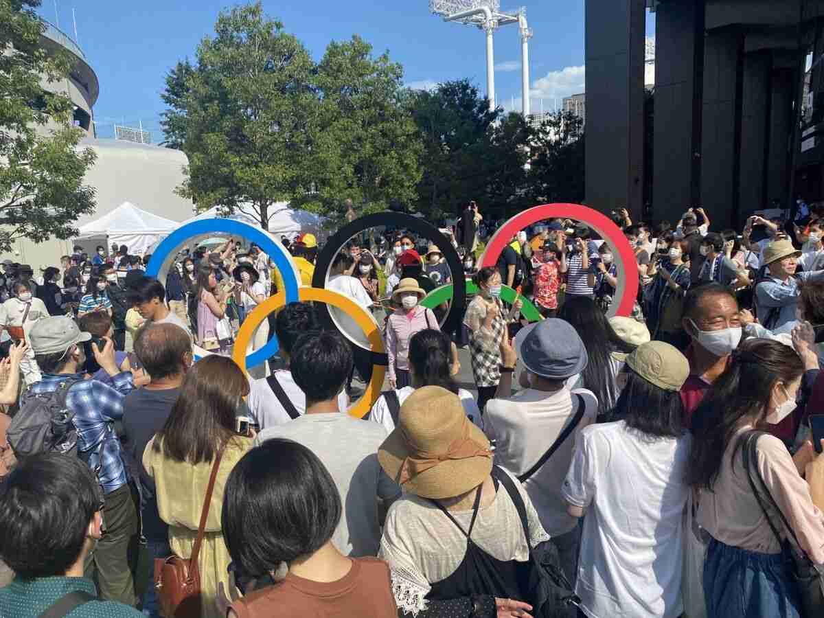 五輪開会式前の国立競技場周辺は“超密状態”グッズショップ、歩道、五輪マークに人だかり（スポーツ報知） - Yahoo!ニュース
