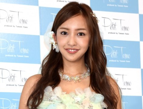 板野友美、夫・高橋奎二と挙式　花嫁ドレス＆バックハグ姿公開「理想の夫婦」「素敵すぎる」 | ORICON NEWS