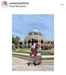 神田うの、長女とおそろいのミニーのミニスカでTDS「こんなに脚長い母娘見たことない」