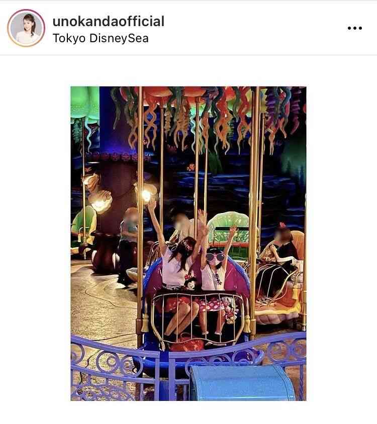 神田うの、長女とおそろいのミニーのミニスカでTDS「こんなに脚長い母娘見たことない」