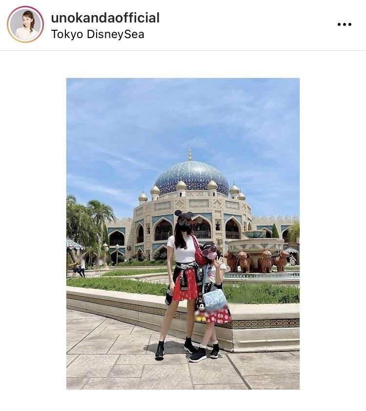 神田うの、長女とおそろいのミニーのミニスカでＴＤＳ「こんなに脚長い母娘見たことない」 : スポーツ報知