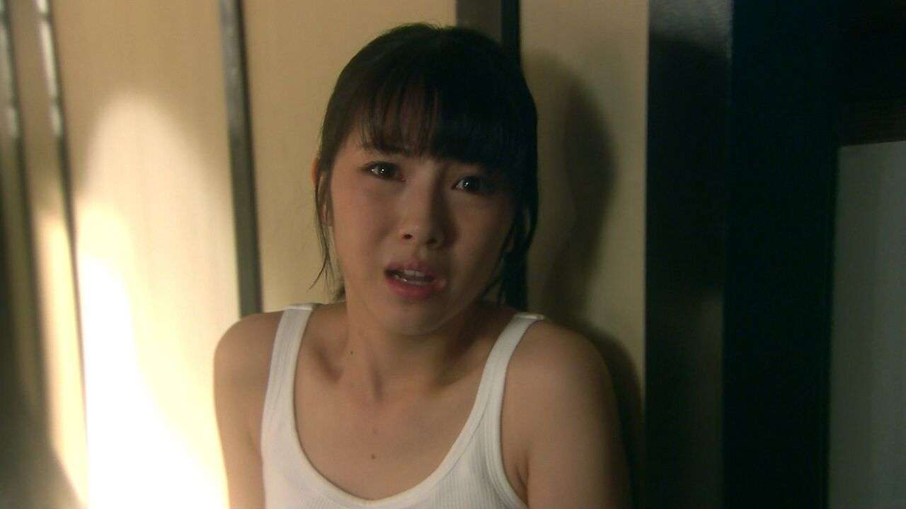 タンクトップ姿の女性芸能人の画像を貼るトピ