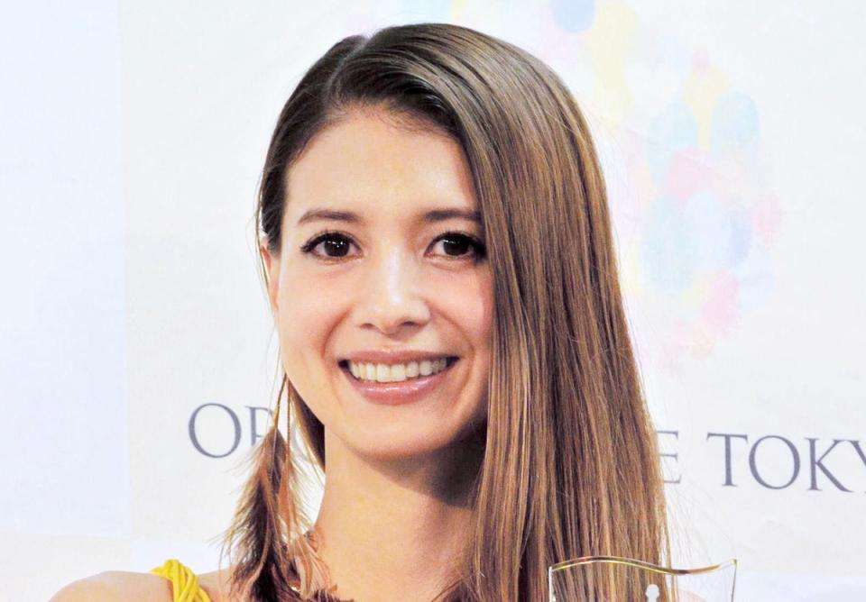 ハワイで自宅出産の吉川ひなの　虹をバックに第3子抱く姿に「女神みたい」「もう絵画」