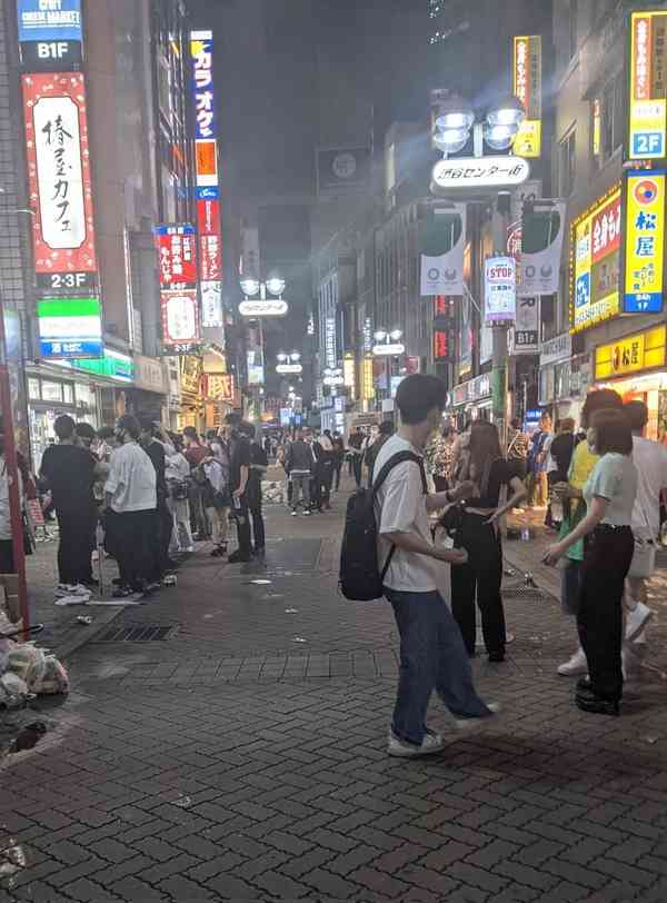 痛いニュース(ﾉ∀`) : 【画像】 深夜０時の渋谷センター街が立ち飲み屋状態でヤバすぎると話題に - ライブドアブログ