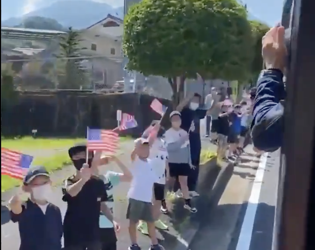 【海外の反応】　パンドラの憂鬱 海外「日本人は本当に特別だ」 日本の子供達が米国選手団を歓迎する光景に感動の声が殺到