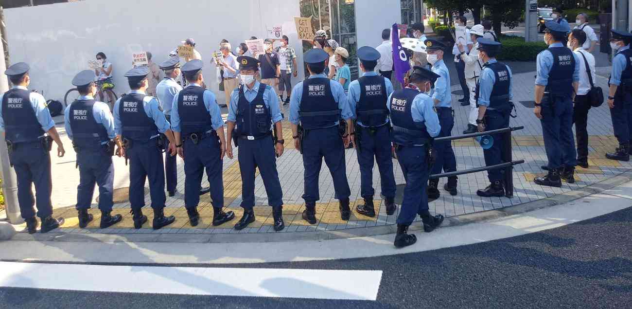 バッハ氏宿泊ホテル前で「五輪中止」「帰れ」デモ隊30人と警官にらみ合い