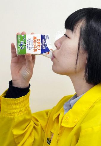 消えゆく給食の瓶牛乳、風前のともしび…全国8割超が紙パック
