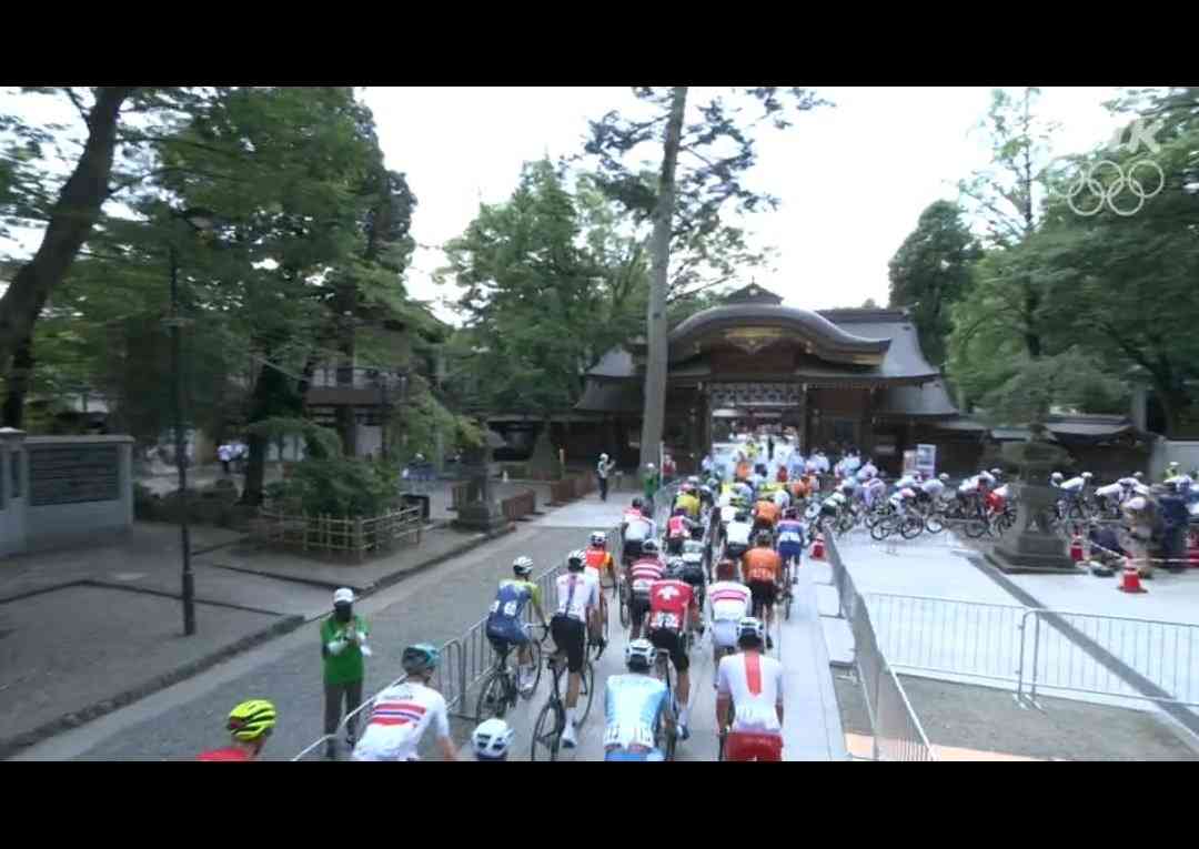 男子ロードレース沿道に大勢の人「神社に大量の自転車が突っ込む」観戦に自粛要請も…
