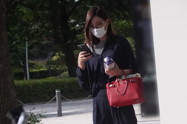 加藤あい バーキンをエコバッグ代わりに！“学業第一”の教育ママ姿
