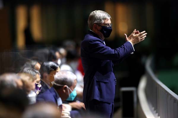 【東京五輪】バッハ会長から脅され菅首相が決断か…五輪途中からの一部「有観客開催」に現実味｜日刊ゲンダイDIGITAL