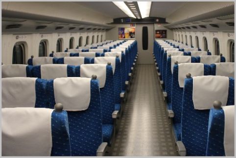 新幹線の座席はB席のシート幅が2cm広かった  
