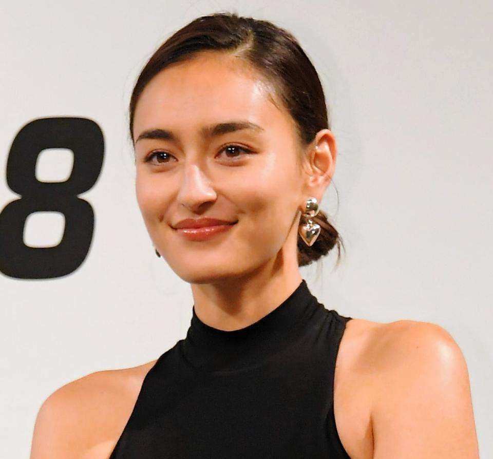 ハワイ在住の長谷川潤　タンクトップ×ショーパンで「絵になりすぎる」圧倒的美脚