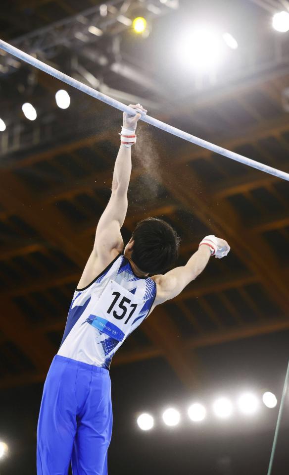 内村航平の東京五輪が終わる　鉄棒でまさかの落下、予選落ち　離れ技の後のひねりで