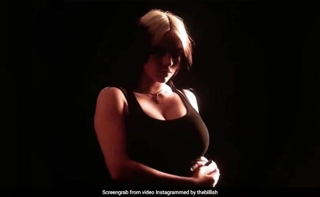 タンクトップ姿の女性芸能人の画像を貼るトピ