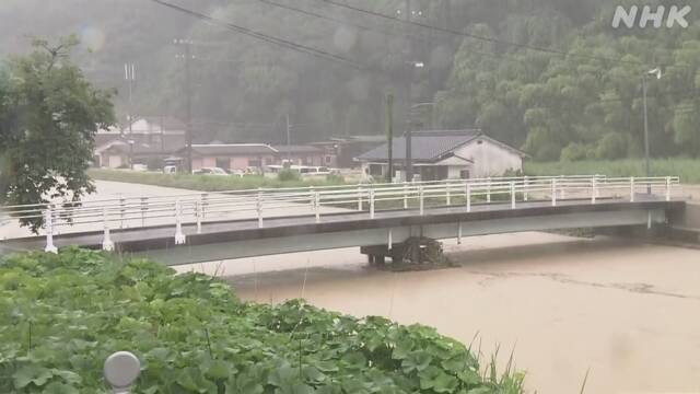 広島 三原市 沼田東地区 天井川の堤防一部壊れ 水あふれる | 大雨情報（7月） | NHKニュース
