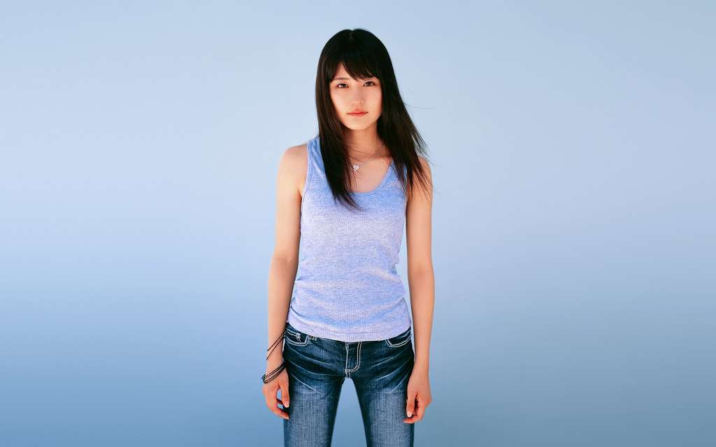 タンクトップ姿の女性芸能人の画像を貼るトピ