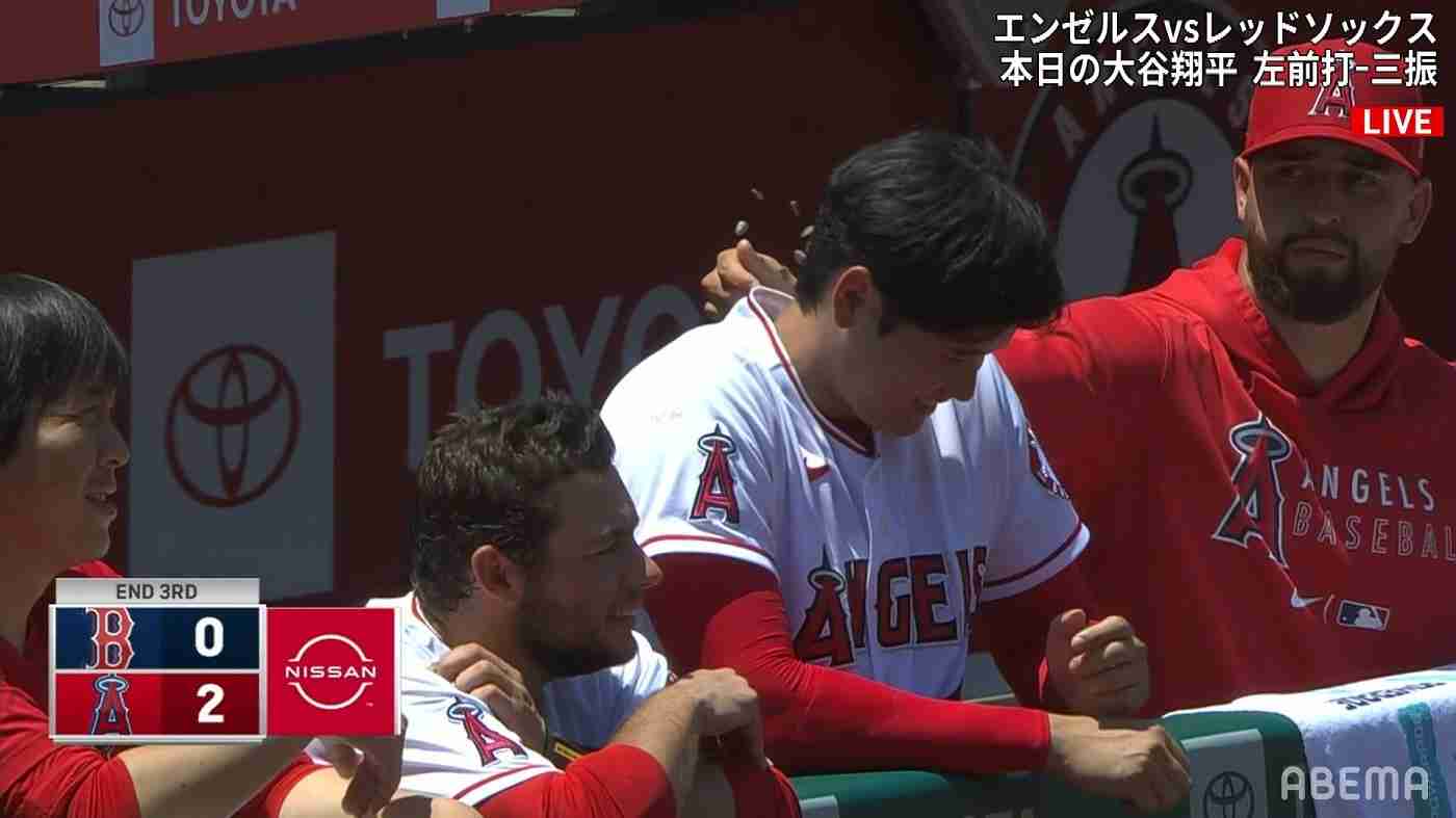 大谷翔平、味方のイタズラで“ヒマワリの種”を被弾！「愛されてる」「仲良しだ」ファン感慨深げ 32号日本人最多で調子も“愛されキャラ”も絶好調（ABEMA TIMES） - Yahoo!ニュース