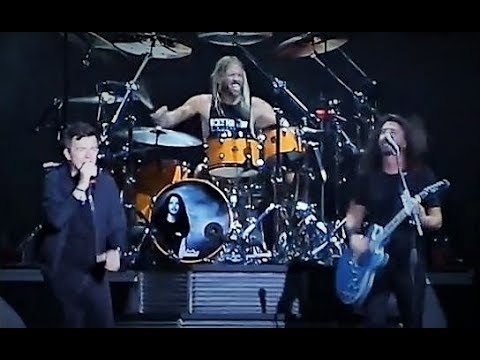 Foo Fighters & Rick Astley, Never Gonna Give You Up, Multi-camera, Tokyo, 20.8.17 - YouTube