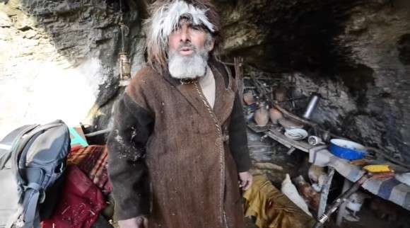 20年間洞窟暮らしで新型コロナの存在を全く知らなかった男性が、山を下りてワクチン接種を受ける : カラパイア